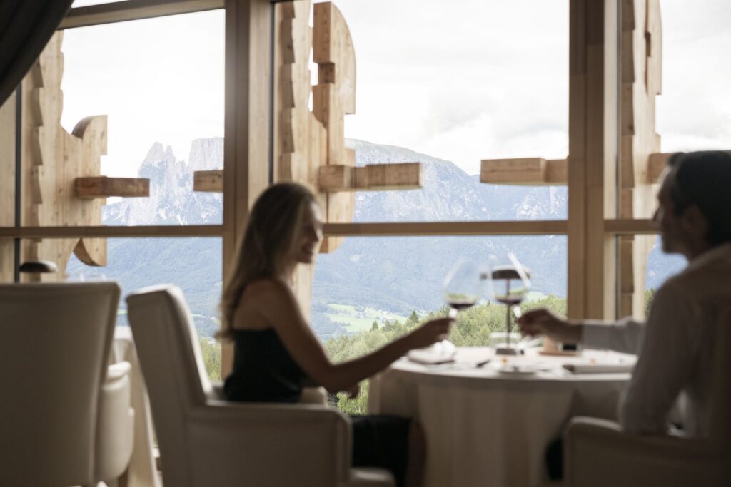 Ruhe und Entspannung im Einklang mit der Natur. Zum Beispiel im ADLER Lodge Ritten in Südtirol, umgeben von Bergen und Wäldern.