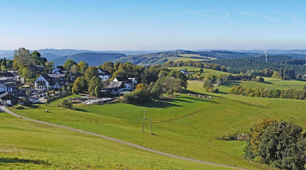 Das Sauerland mit seinen dichten Wäldern, sanften Hügeln und idyllischen Seen ist ein beliebtes Ziel für Naturliebhaber. Hier finden sich zahlreiche Wellness-Hotels, die Entspannung und Ruhe in einer malerischen Umgebung bieten.