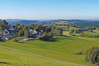 Das Sauerland mit seinen dichten Wäldern, sanften Hügeln und idyllischen Seen ist ein beliebtes Ziel für Naturliebhaber. Hier finden sich zahlreiche Wellness-Hotels, die Entspannung und Ruhe in einer malerischen Umgebung bieten.