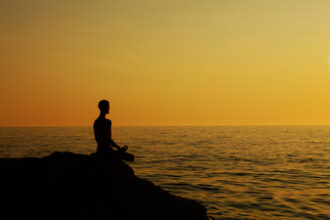 Achtsamkeit, oft als "Mindfulness" bezeichnet, hat in den letzten Jahren erheblich an Popularität gewonnen.