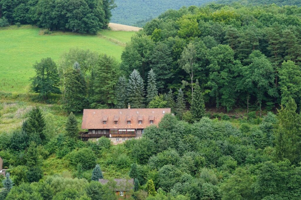 Geboten wird unter anderem ein  viertägiges Yoga- und Wellness-Retreat, das körperliche und emotionale Blockaden adressiert und die Teilnehmer durch Meditation und vegane Ernährung zur Achtsamkeit führt​. 