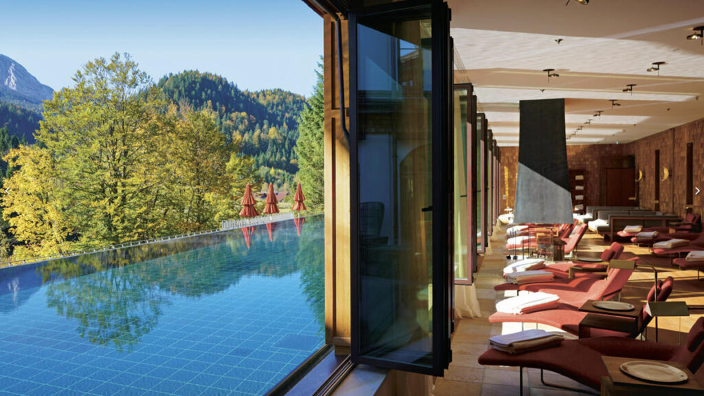 Das Schloss Elmau bietet umfassende Yoga-Retreats und Meditations-Programme. 