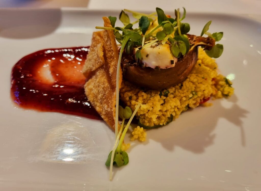 Hervorzuheben ist vor allem das 3-Gänge-Menü, welches das hauseigene Restaurant abends reicht. Der Gast kann hier zwischen Fisch, Fleisch und Vegetarisch wählen. 