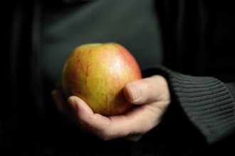 Trotz der zahlreichen Vorteile gibt es auch Herausforderungen und Kontroversen im Zusammenhang mit dem Fasten.