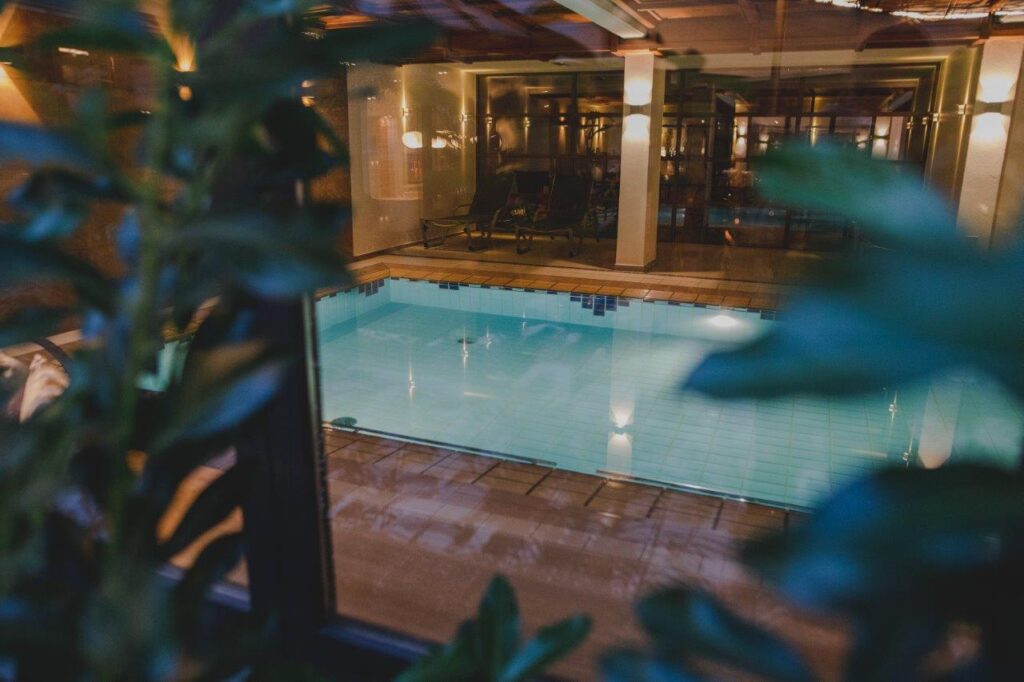 Dieses Bild hat ein leeres Alt-Attribut. Der Dateiname ist connyschoeffmannphotography_kunzmanns_hotel-aussen-nacht-8-1024x682.jpg